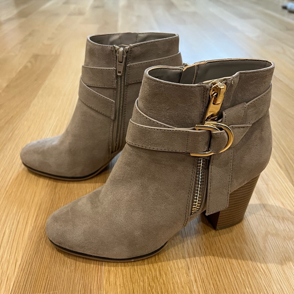 VGUC APT. 9 taupe suede 7.5 booties